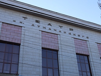В Армавире фасады зданий театра и школ оборудуют подсветкой
